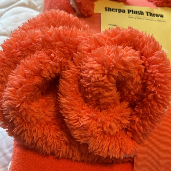 Sherpa Plush Throw in kitty pattern - Picture 5 of 5